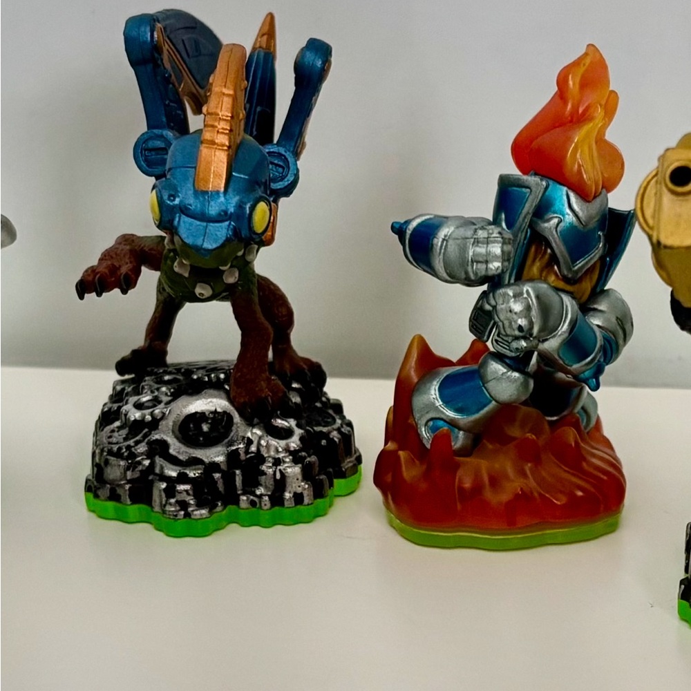 skylander characters from Spyro adventure - Drobot and
Ignitor is